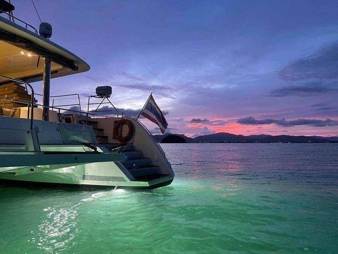 catamaran night OOSEVEN