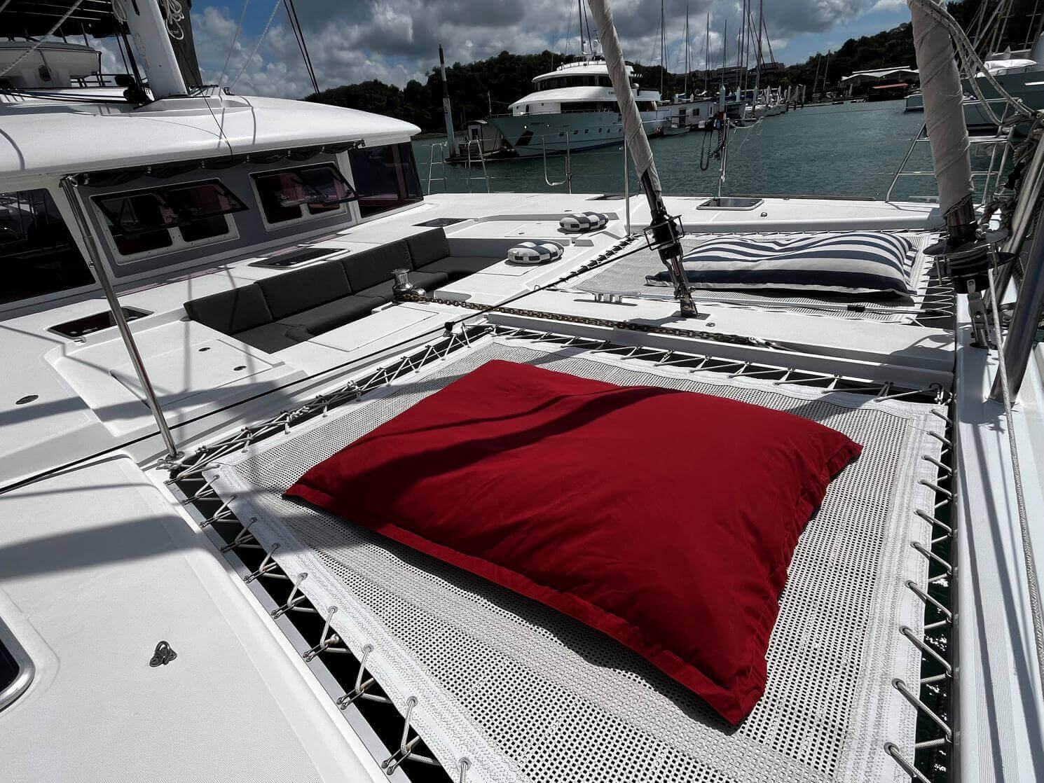 front saloon OOSEVEN